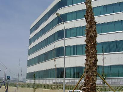 Fachada de la Diputación de Granada – gran obra institucional de vidrio