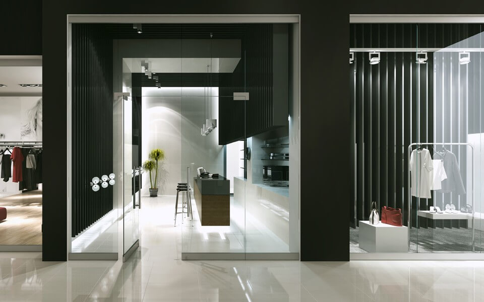 Fachada comercial con sistema de vidrio Glasscor