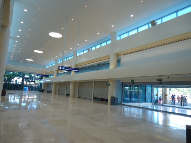 Aeropuerto de Cancún – fachada de vidrio con sistema Dm-50