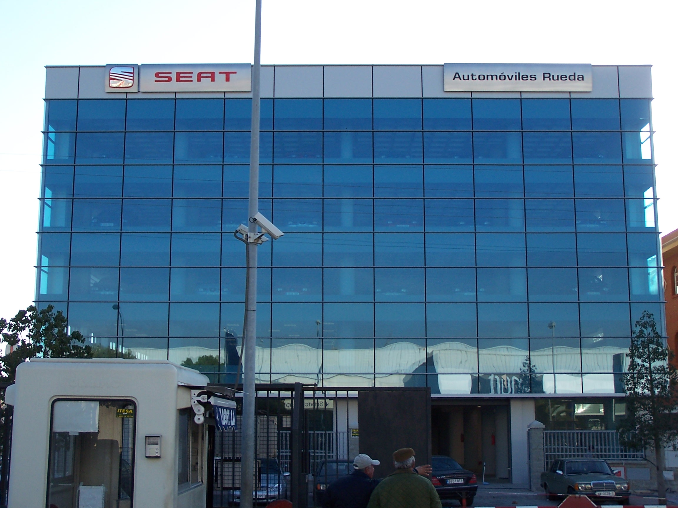 Automóviles Rueda en Málaga – fachada comercial de vidrio