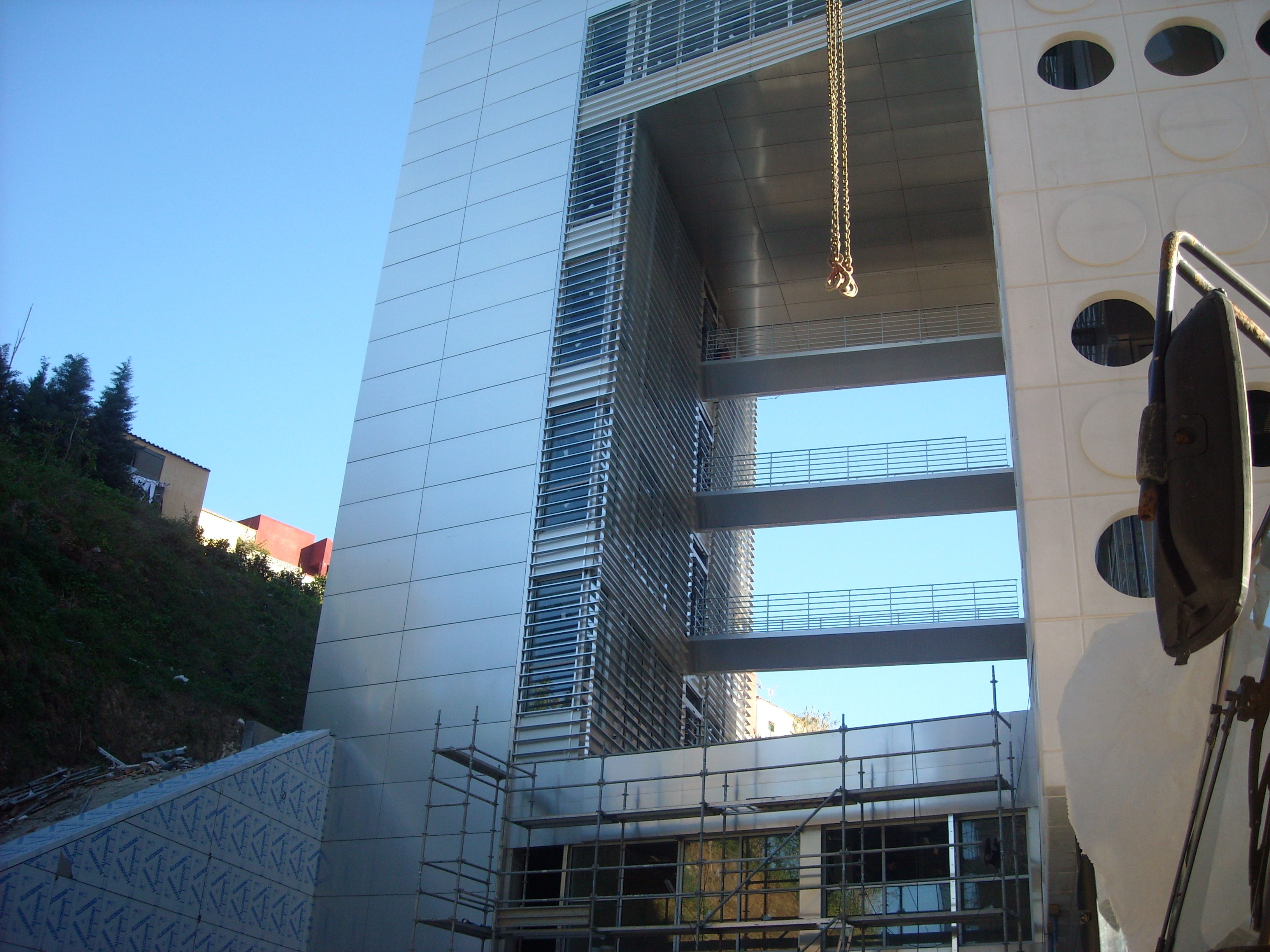 Edificio Seguridad Social Ceuta – fachada de vidrio institucional